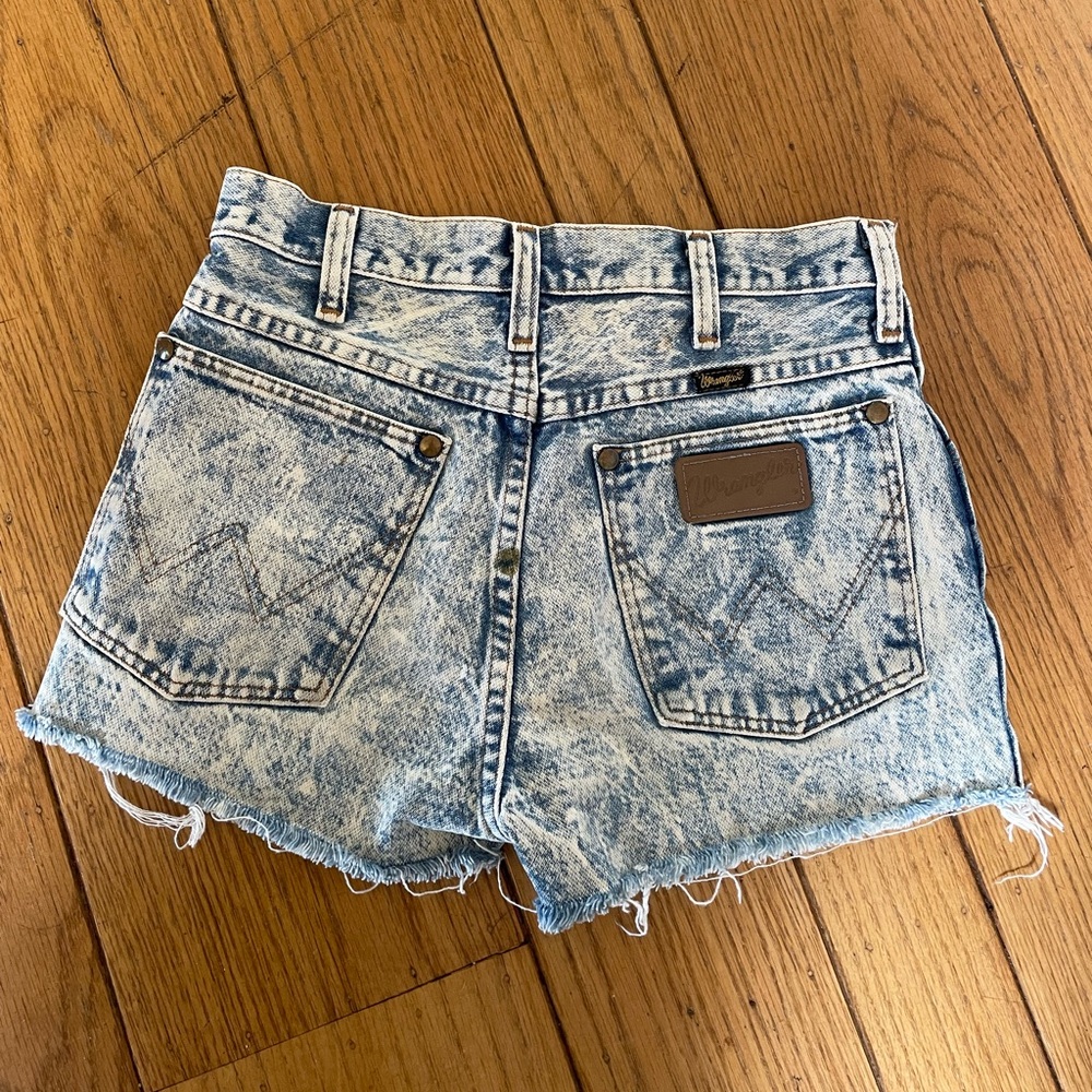 Wrangler acid wash vintage jean shorts, size 24